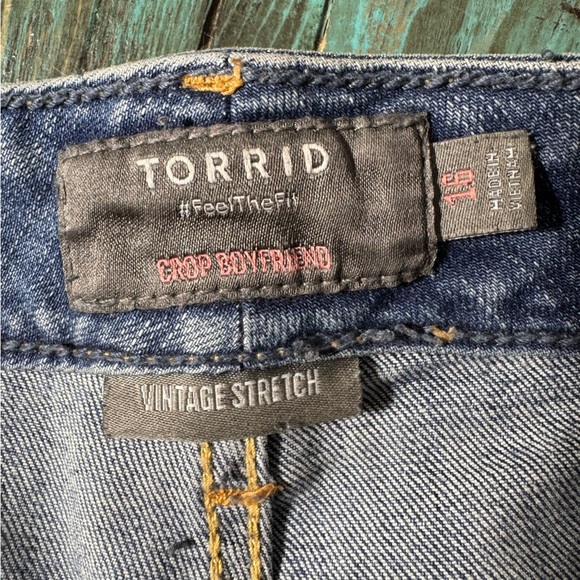 Torrid Crop Boyfriend Straight Vintage Stretch Mid-Rise Jean Size 16 - Picture 8 of 9